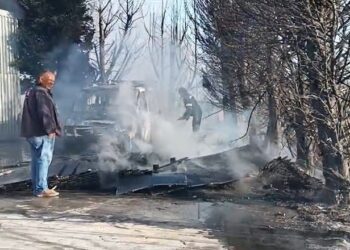 Zjarr në Lushnje, digjet furgoni dhe disa panele diellore