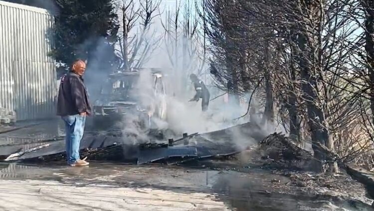 Zjarr në Lushnje, digjet furgoni dhe disa panele diellore