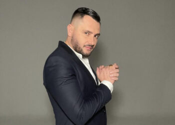 ‘Jam që jam thashë po bëj dhe gjoksin’/ Bes Kallaku bën ‘të pabërën’