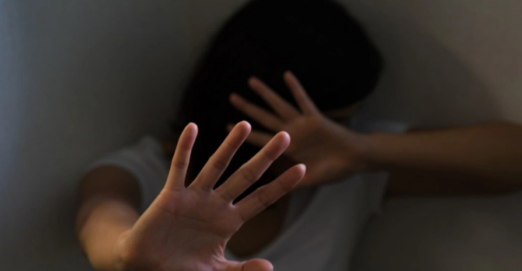 17 adoleshentë përdhunojnë një 12-vjeçare