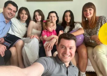 Basha nxjerr foton familjare, uron mësuesit: Ditë më të mira do…