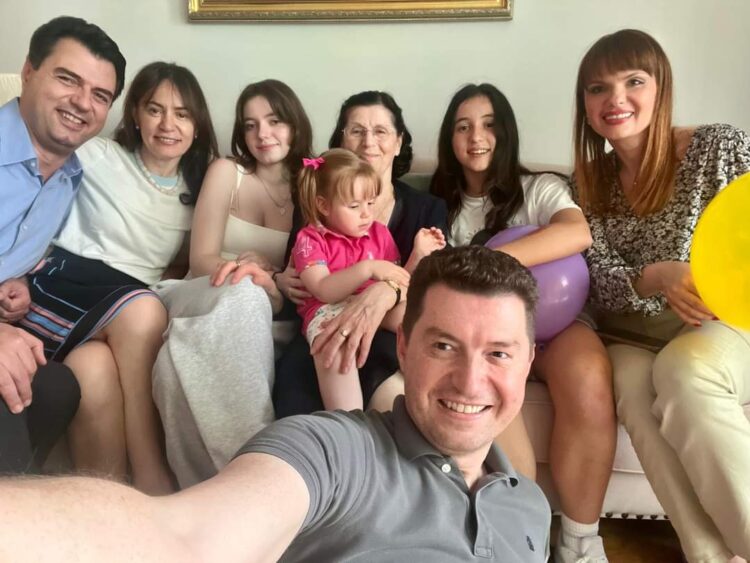 Basha nxjerr foton familjare, uron mësuesit: Ditë më të mira do…