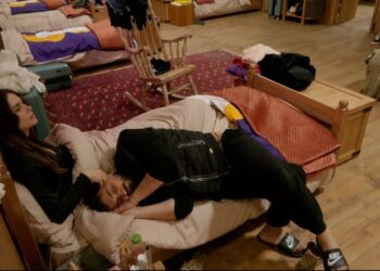 Albanon e zë gjumi në prehërin e Rigelsës, ajo e përkëdhel