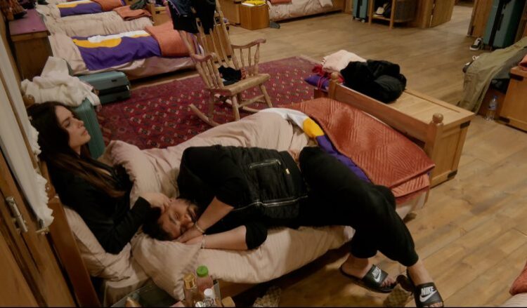 Albanon e zë gjumi në prehërin e Rigelsës, ajo e përkëdhel