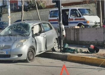 Aksident në Tiranë, “Toyota” përplaset me semaforin