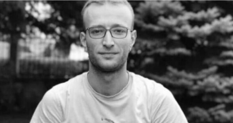 U gjet pa shenja jete pranë varrit të babait, familja e Triumf Feratit hap dyert e mortit