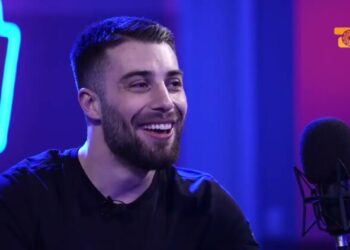 Hoqi rripin e pantallonave, Meritoni kërkon falje