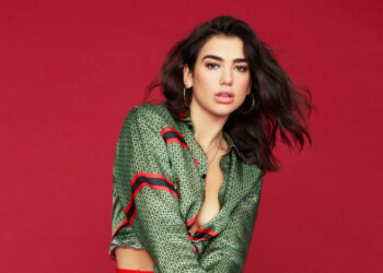 Dua Lipa surprizon nxënësit, rikthehet në shkollën e saj fillore për 8 mars