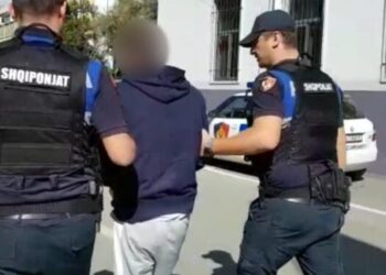 Përplasi për vdekje 52-vjeçarin, arrestohet i riu në Fier