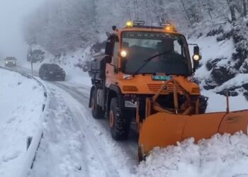 Stuhia në Shqipëri/ Përmbytet Durrësi, veriu mbulohet nga bora
