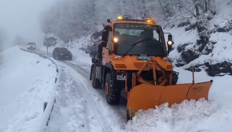 Stuhia në Shqipëri/ Përmbytet Durrësi, veriu mbulohet nga bora