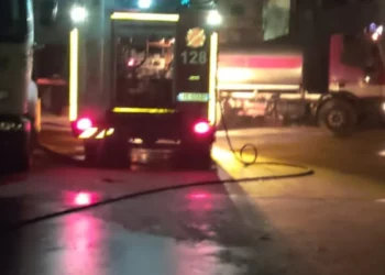 Zjarr në një magazinë në Sarandë, flakët rrezikojnë banesat përreth