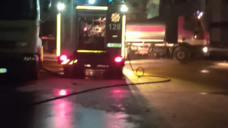 Zjarr në një magazinë në Sarandë, flakët rrezikojnë banesat përreth