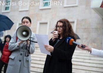 Gazetarët protestojnë kundër Ramës për tkurrjen e lirisë së shprehjes