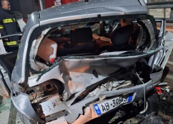 VIDEO-Aksidenti me 4 viktiama/ U bllokuan brenda, forcat zjarrfikëse nxjerrin të plagosurit nga makinat