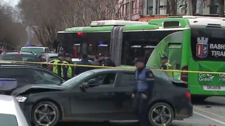 VIDEO/ Përfshihet në aksident autobusi në Tiranë, detajet
