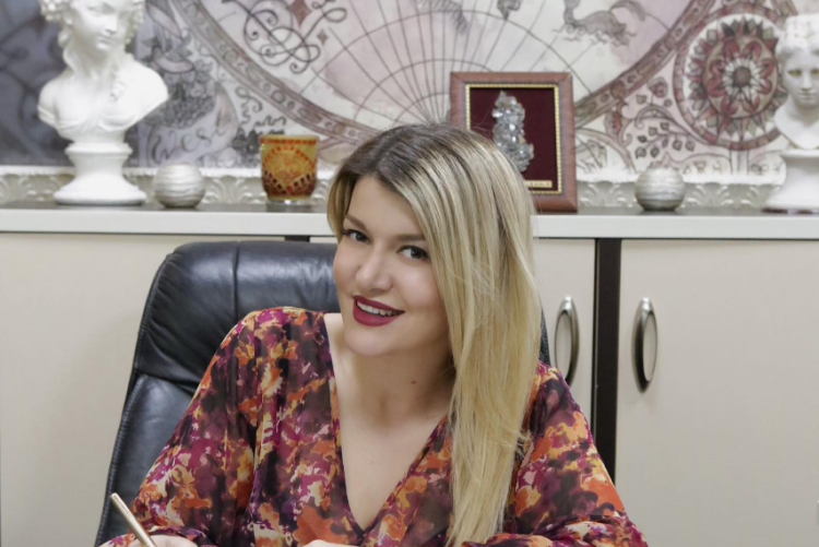 Gruaja, ajo që shtron kufijtë e mundësive me butësi dhe forcë