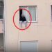 VIDEO/ E rëndë në Tiranë, gruaja tenton të hidhet nga dritarja