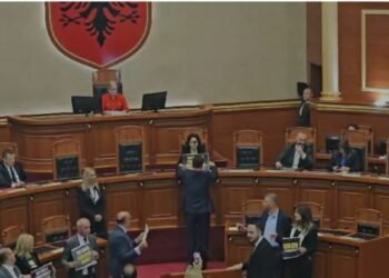 Opozita proteston, Nikolla mbyll seancën në më pak se 10 minuta