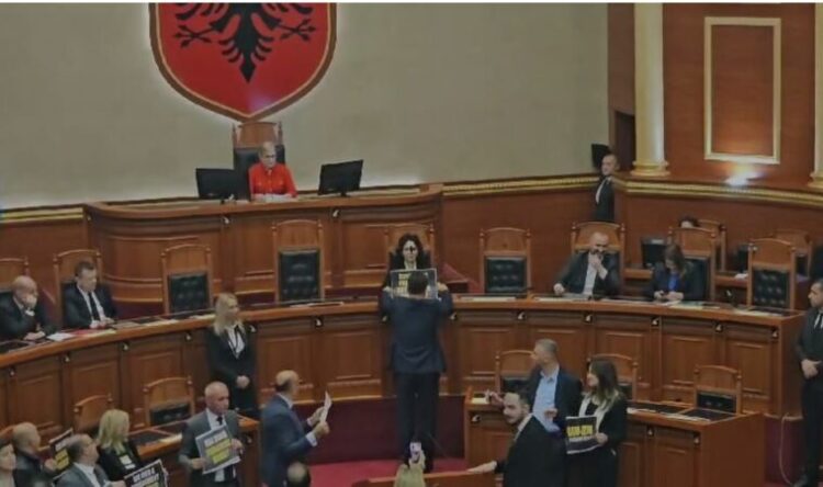 Opozita proteston, Nikolla mbyll seancën në më pak se 10 minuta