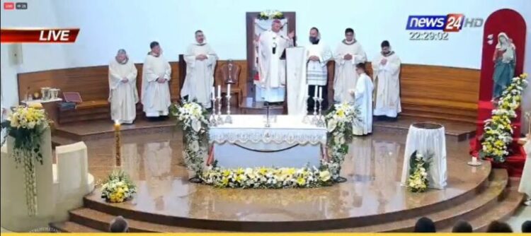 Besimtarët katolikë kremtojnë festën e Pashkëve