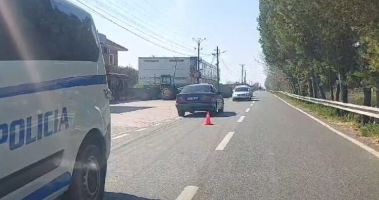 Makina përplas biçikletën, një 60-vjeçar përfundon në spital