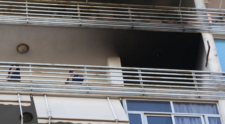 Përfshihet nga flakët apartamenti në Tiranë