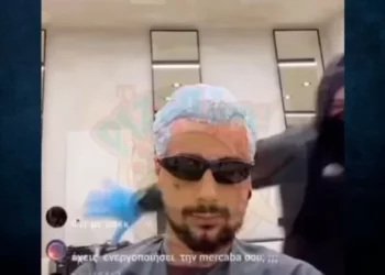 Ndodh live! Sin Boy dhunohet me karrige dhe grushta në berberhane