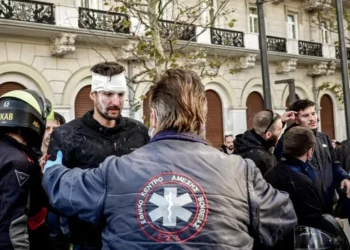 FOTO/ Protesta e studentëve në Athinë, policia gjakos të rinjtë