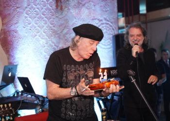 Feston 65-vjetorin, Aleksandër Gjoka surprizohet nga fansat (VIDEO)