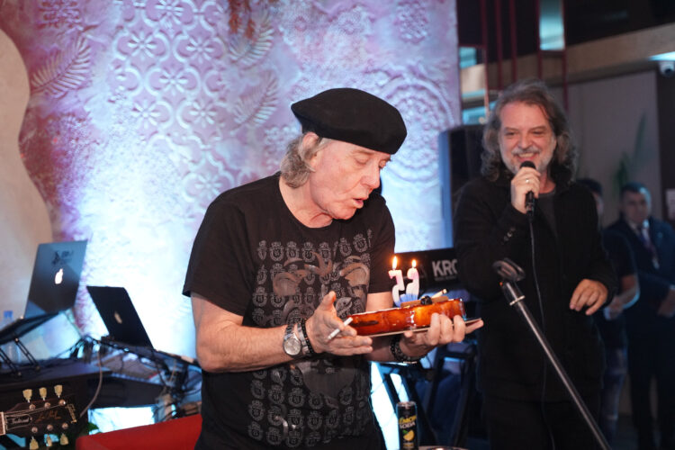 Feston 65-vjetorin, Aleksandër Gjoka surprizohet nga fansat (VIDEO)