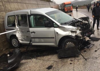 Aksident i katërfishtë në aksin Elbasan-Peqin, dy të lënduar