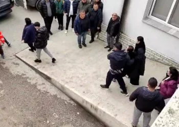 E rëndë/ E afërmja e viktimave nga shpërthimi në Lushnje: Ma merr jetën o Zot (VIDEO)