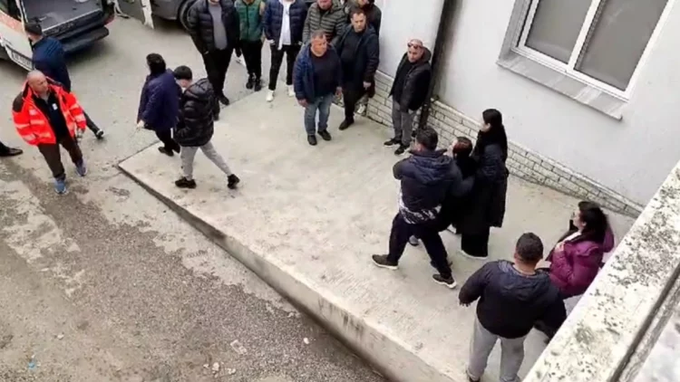 E rëndë/ E afërmja e viktimave nga shpërthimi në Lushnje: Ma merr jetën o Zot (VIDEO)