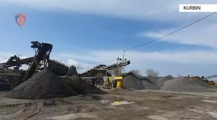 Gërryenin shtratin e lumit Mat, dy të arrestuar