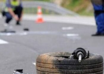 Aksident në Fier, përplasen dy makina, një i plagosur