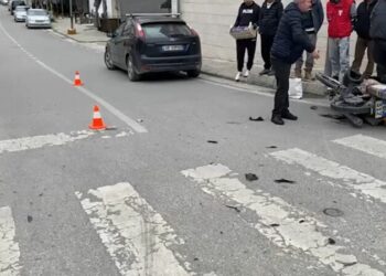 Aksident në Berat, motori përplaset me makinën dhe ndahet në mes