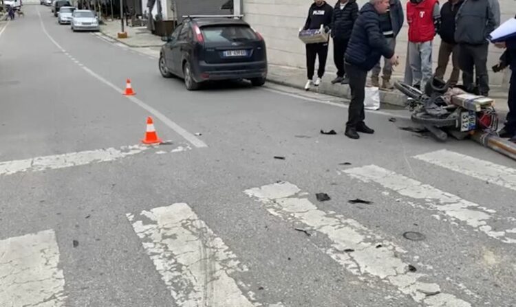 Aksident në Berat, motori përplaset me makinën dhe ndahet në mes