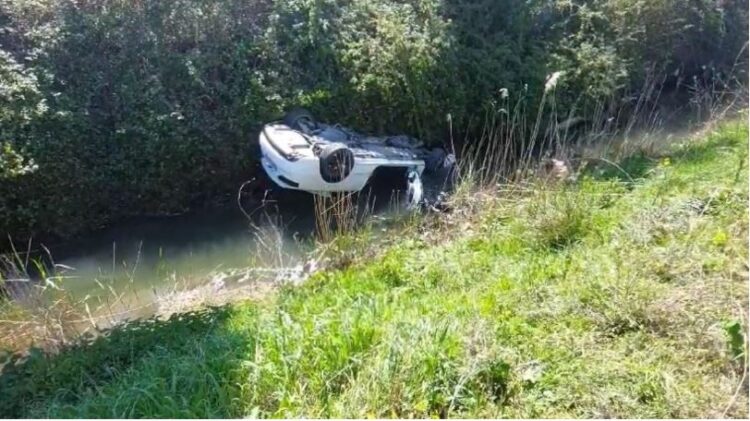 Makina përmbyset në kanalin me ujë, plagosen 3 adoleshentë