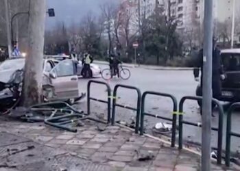 Aksident te ‘Brryli’ në Tiranë, makina përplaset me pemën