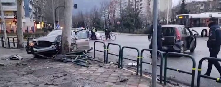 Aksident te ‘Brryli’ në Tiranë, makina përplaset me pemën