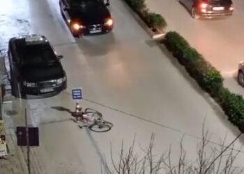 Makina përplas burrin që udhëtonte me biçikletë