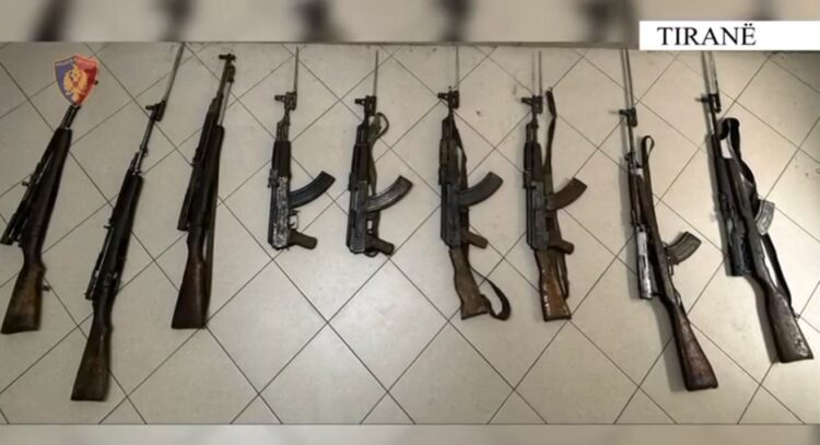 EMRAT/ Me 9 kallashnikovë dhe pushkë në makinë, arrestohen 5 persona