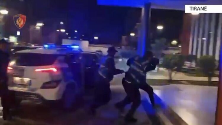 Dhunuan fqinjin, arrestohet 38-vjeçari dhe procedohet i vëllai