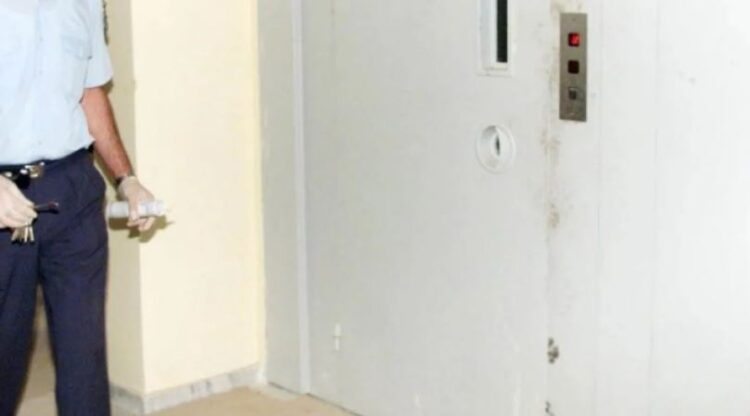 Hynë për të vjedhur një banesë, i riu bllokon hajdutët në ashensor