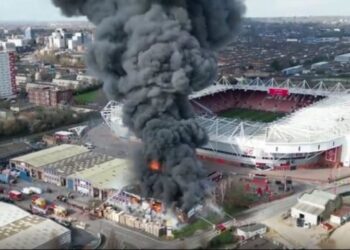 Zjarr masiv pranë stadiumit ikonik anglez, shtyhet ndeshja