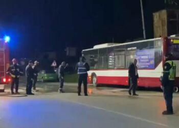 Merr flakë autobusi në lëvizje në aksin Fier-Patos