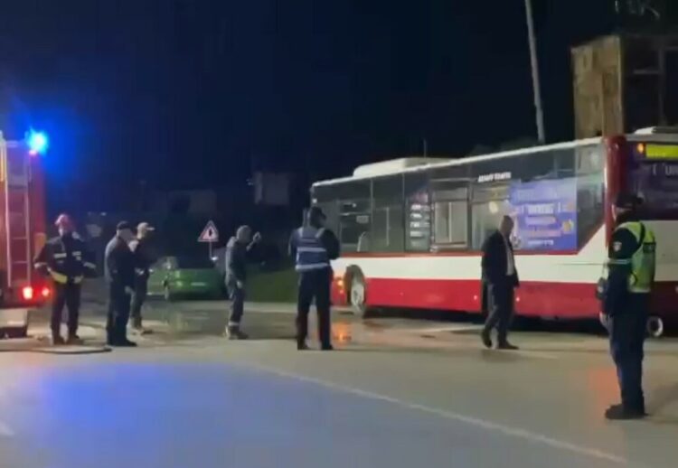 Merr flakë autobusi në lëvizje në aksin Fier-Patos