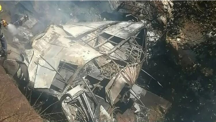 Autobusi bie nga ura, vetëm vajza 8 vjeçare shpëton nga pasagjerët