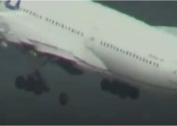 Avioni bën ulje emergjente, humbi një rrotë gjatë ngritjes